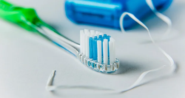 چگونه صحیح مسواک بزنیم و از نخ دندان استفاده کنیم؟