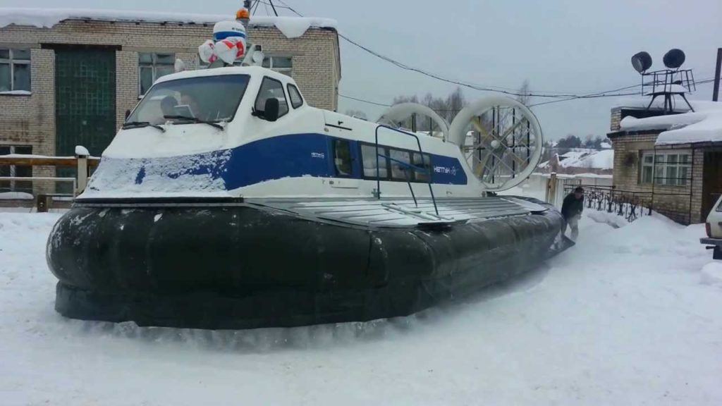 یک نمونه هاورکرافت در یخ