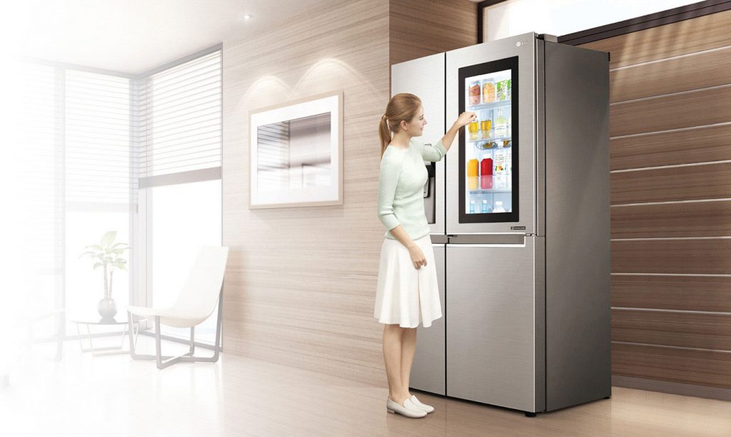 در یخچال سیگنچر اگر دو بار روی درب یخچال ضربه بزنید، نور داخل یخچال روشن شده و می توانید محتوای داخل را از درب شیشه ای یخچال ببینید.