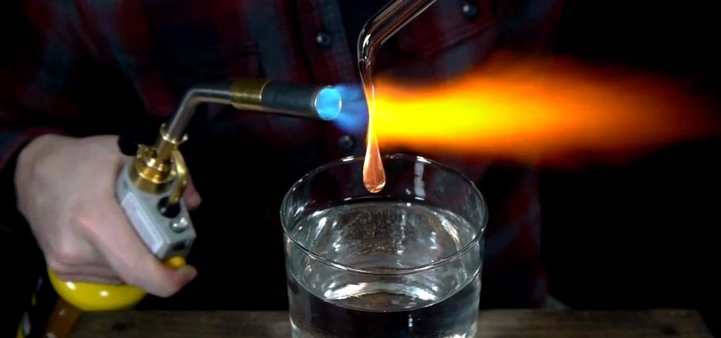 ذوب کردن شیشه برای ساخت قطره شاهزاده روپرت