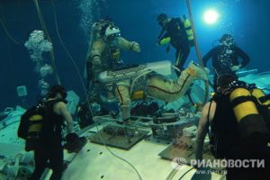 فضانورد باید در حدود 3 ساعت در عمق 10 متری، خدمه حادثه دیده را نجات دهد.