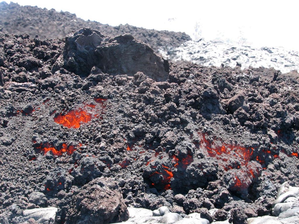 گدازه A'a: این نوع گدازه زمانی شکل می گیرد که سطح ماگمای جاری، سرد و سخت شده ولی بخش زیرین آن مذاب است و همچنان به حرکت خود ادامه می دهد. این شرایط باعث می شود که گدازه های تشکیل شده، تیز و زاویه دار باشند و سطح آن خشن و خاردار به نظر برسد. ضخامت این نوع گدازه ها بیشتر از نوع گدازه Pahoehoe است.