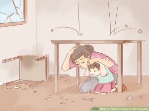 در زمان زلزله و در خانه، فراموش نکنید که بخواب، بپوشان و صبر کن.