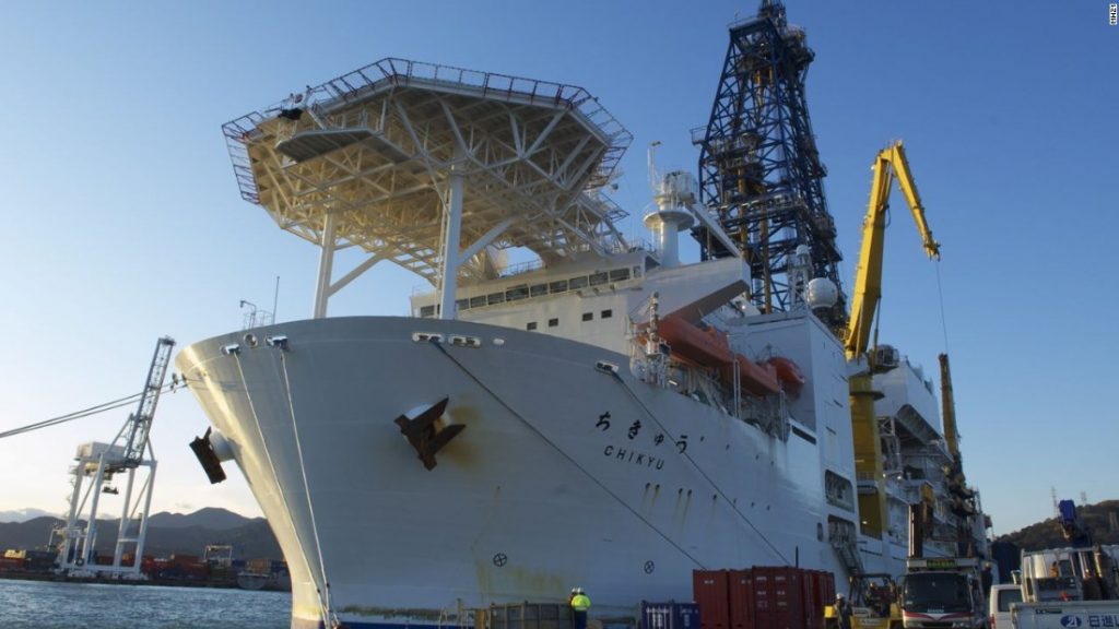 شناور حفاری چیکیو که به صورت ویژه برای رسیدن به یخ آتشین طراحی شده است.