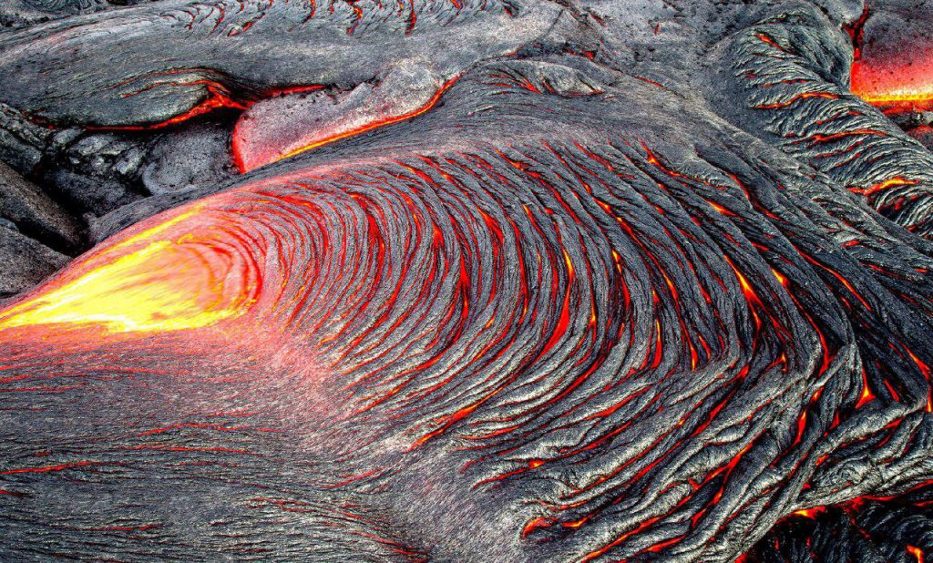 گدازه Pahoehoe: این نوع، فراوان ترین گدازه است که سطح صاف، چسبناک و موج داری را به وجود می آورد. این موج ها در طول جریان گدازه، رشته های طناب مانندی را شکل می دهند که در تصویر به خوبی قابل تشخیص است. این نوع گدازه در مسیر طولانی و با ضخامت کم جریان می یابد. از ویژگی های مهم ماگما برای تشکیل این شکل از گدازه، حرکت آهسته و سرد شدن آن به آرامی است.