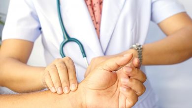چرا پزشکان نبض بیمار را می گیرند؟