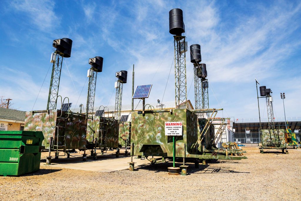 ژنراتور زمینی با کمک حرارت ناشی از سوزاندن پروپان، ابری از نقره یدید به هوا تزریق می کند.