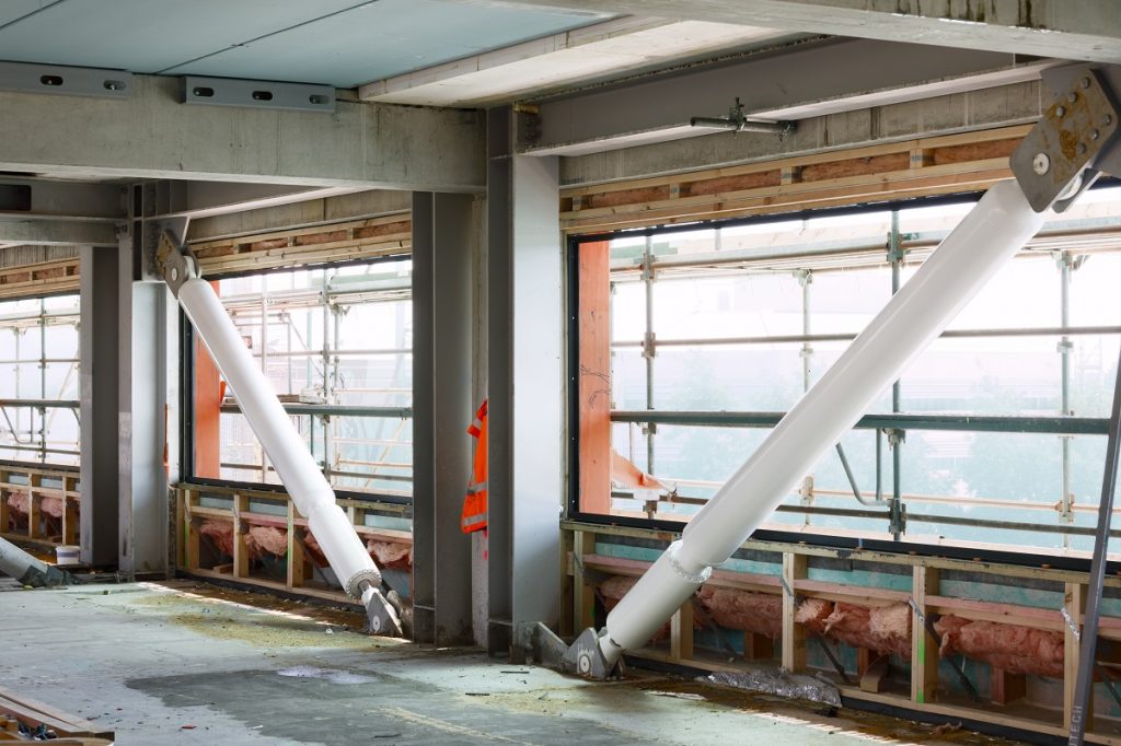 با استفاده از سیستمی مشابه کمک فنر خودرو می توان ساختمان ها را در برابر زلزله مقاوم کرد. کارکرد این سیستم بدین شکل است که شوک های ارتعاشی سریع توسط جاذب ارتعاش، جذب می شود.