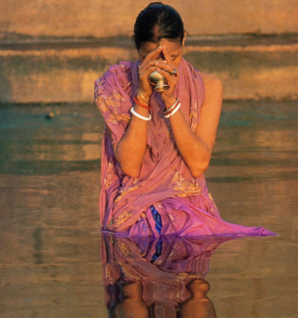 خانمی هندی در حال اجرای مراسم هندو در رود گنگ