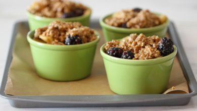 طرز تهیه کرامبل گلابی و توت سیاه