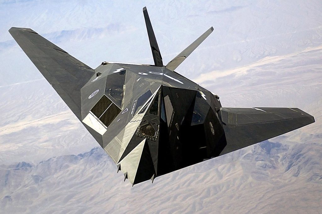 هواپیمای رادارگریز F-117 معروف به نایت هاوک با طراحی هندسی شکسته موجب بازتاب امواج رادارهای دشمن می شود و از دید آنها پنهان می ماند.