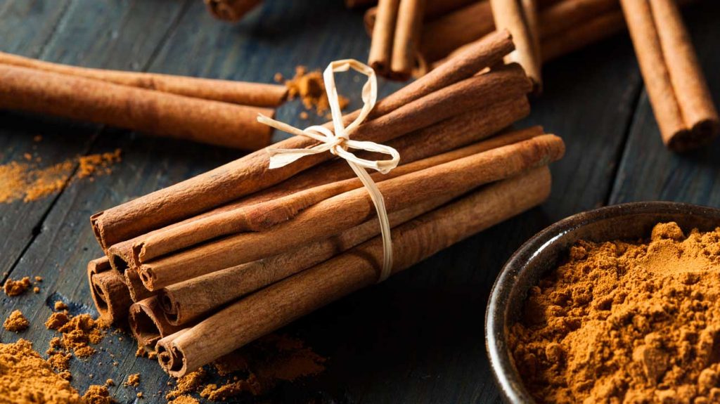 دارچین (Cinnamon) یک گیاه دارویی قدیمی است که قسمت داخلی پوست آن طعم گرم دلپذیری را روی زبان ایجاد می کند. پژوهش های اخیر نشان داده اند که دارچین می تواند همراه با انسولین به تنظیم سطح قند خون کمک کند. سابقه مصرف و شناسایی این گیاه، به مصر باستان و به حدود دو هزار سال قبل از میلاد بر می گردد.