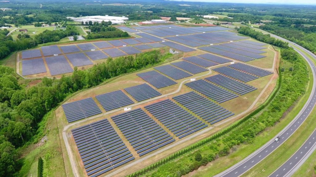 مزرعه خورشیدی اپل که 60 درصد انرژی مرکز داده Maiden را تامین می کند.