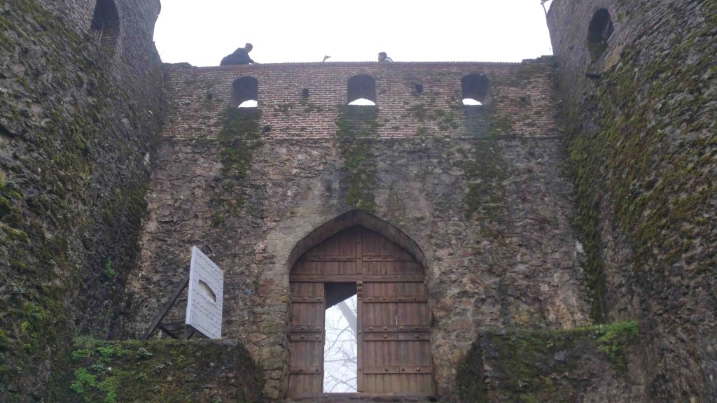 درب ورودی قلعه رودخان