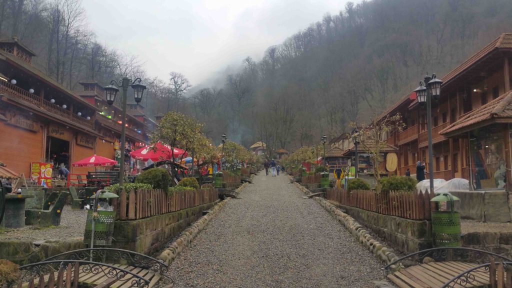 مغازه های ورودی قلعه رودخان