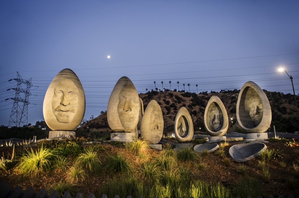 اثر هنری به شکل میدان سنگی با قابلیت حفظ و نگهداری زیست محیطی و استفاده از انرژی خورشیدی