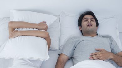 چرا خروپف می کنید و چگونه جلوی آن را بگیرید؟