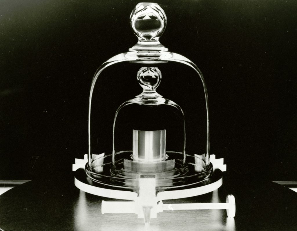 این استوانه فلزی موسوم به Le Grand K که از جنس آلیاژ پلاتینیم - ایریدیم ساخته شده است، از سال 1889 از محل نگهدارش اش در سردابی در حوالی پاریس برای تمام جهان تعیین تکلیف کرده است. این فرمانروای مطلق در واقع تعریف استاندارد یک کیلوگرم جرم است. در تمام این سال ها دانشمندان سراسر دنیا به دیدارش رفته اند تا استانداردهای ملی شان برای کیلوگرم را با آن مقایسه کنند.