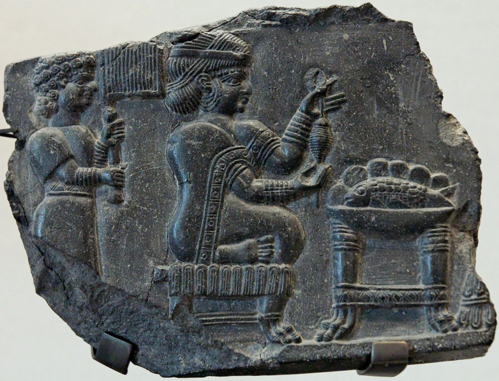 سنگ نگاره زن عیلامی و ندیمه در موزه لوور