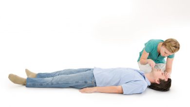 آیا باید به کسی که دچار حمله قلبی شده، تنفس دهان به دهان داد؟