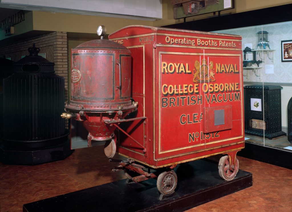 Puffing Billy جارو اختراع شده در سال 1901 توسط Hubert Cecil Booth