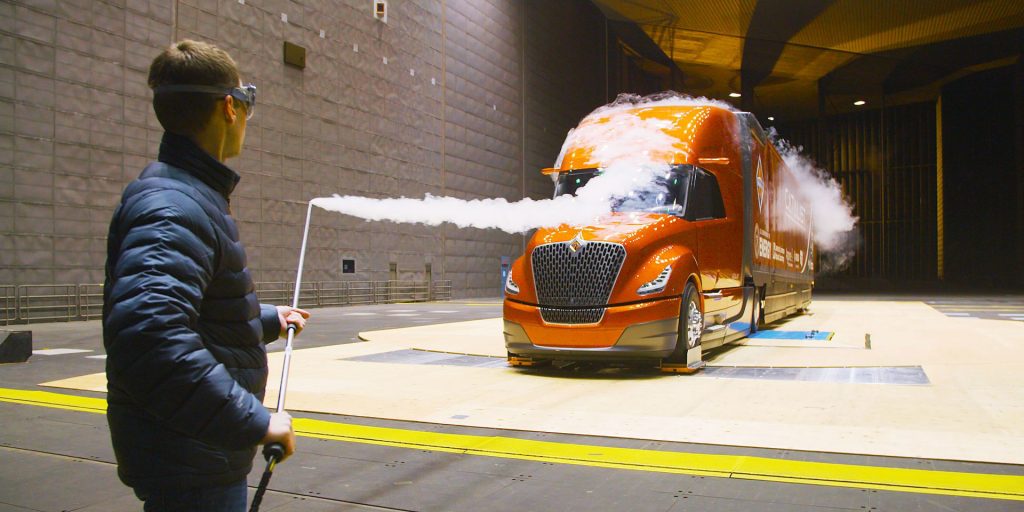 کامیون ها سقف مخصوصی دارند که جریان هوا را به سمت بالا هدایت می کند تا از فراز قسمت بار عبور کند و موجب افزایش پسا نشود.