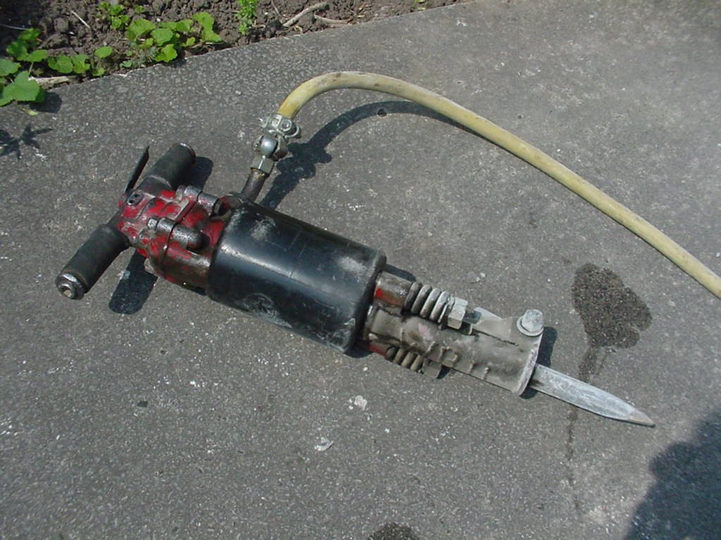 در مته بادی، از نیروی هوای فشرده، برای ایجاد برش در مواد سختی چون سنگ و بتون استفاده می شود.