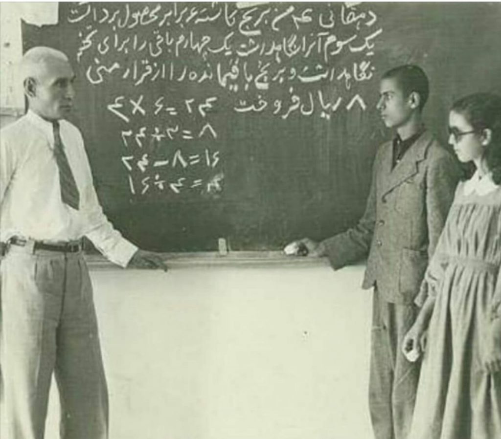 روزی که به فکر تاسیس کلاسی برای کر و لال ها افتادم. به نظرم رسید که اگر رئیس فرهنگ از نیت من آگاهی پیدا کند، به مناسبت اینکه در دوره ریاست او بنای یک موسسه تاریخی گذاشته خواهد شد، نظرش نسبت به من تغییر خواهد کرد. با این امید به دیدن او رفتم. وقتی فکر خود را درباره افتتاح کلاس برای کر و لال ها با او در میان گذاشتم. با خونسردی به من گفت: «اگر تو چنین استعدادی در خود می بینی که لال ها را زبان دار کنی، بهتر است در باغچه اطفال به کودکان فارسی بیاموزی. ما به دبستان کر و لال ها احتیاجی نداریم.» از کم لطفی رئیس سخت متاثر شدم. بغض گلویم را فشرد. برخاستم و عذر خواسته، گفتم: «من قمارخانه باز نمی کنم که به اجازه شما نیازمند باشم. فردا تابلو را خواهم زد. شما دستور بدهید آن را پایین بیاورند» و دیوانه وار در را به هم زده و بیرون آمدم.