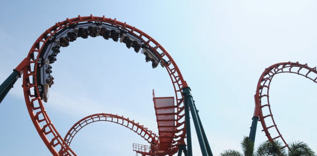 سرنشینان می توانند در ترن های هوایی جاذبه صفر را هم تجربه کنند. با بهره گیری از لوله هایی که نیرویی عکس گرانش زمین وارد می کنند، جاذبه تا حد زیادی برای سرنشینان خنثی می شود. این لوله ها معمولاً در زیر پیچ و تاب های دایره ای 360 درجه وجود دارند.