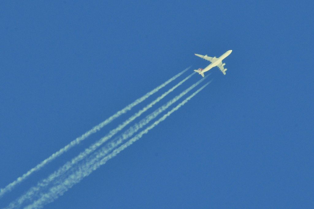 بعضی وقت ها در پشت هواپیماهایی که در آسمان پرواز می کنند، رد سفیدی دیده می شود که از قطرات ریز آب تشکیل شده است. بخار آبی که از اگزوز موتورهای هواپیما بیرون می آید، در هوای سرد متراکم و چگالیده می شود. رد سفید، حاصل و نشانه این چگالش است.