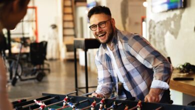 دوستی در محیط کار مفید است اما حد و مرز دارد