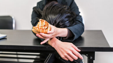 کمبود خواب ممکن است باعث شود افراد کالری بیشتری بخورند