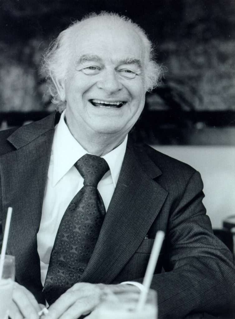 لینوس پاولینگ (Linus Carl Pauling) شیمیدان آمریکایی در سال 1954 میلادی جایزه نوبل در رشته شیمی را برای کارها و تحقیقاتی که در مورد پیوند شیمیایی انجام داده بود، بدست آورد. او انرژیهای لازم برای پیوند اتمها در یک مولکول را محاسبه کرد و فاصله بین اتمها و زوایای شکلگیری پیوند آنها را بدست آورد. در سال 1962 نیز جایزه نوبل برای صلح به پاولینگ تعلق گرفت.